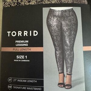 NEW Torrid Silver/Black legging